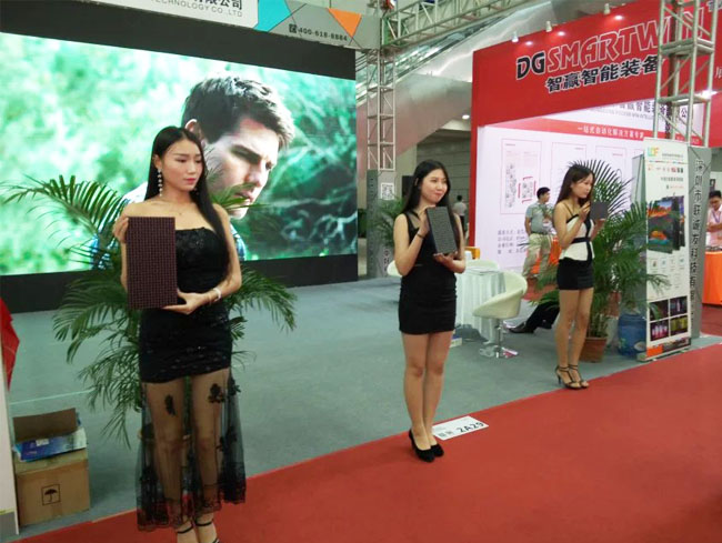 深圳光博会ROYAL皇家88展位区美女模特LED模组产品展示