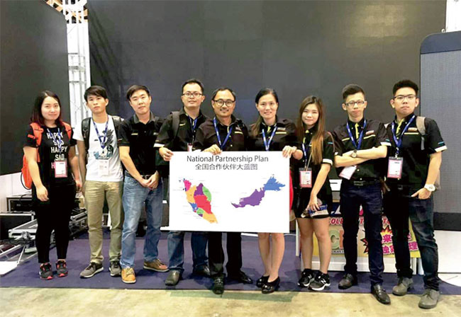 第27届马来西亚国际广告及LED展ROYAL皇家88工作人员合影