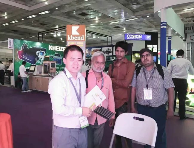 ROYAL皇家88工作人员与现场朋友合影