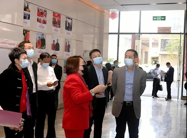 牛年开工首日，区领导姚任、王立德到ROYAL皇家88等企业生产一线调研检查