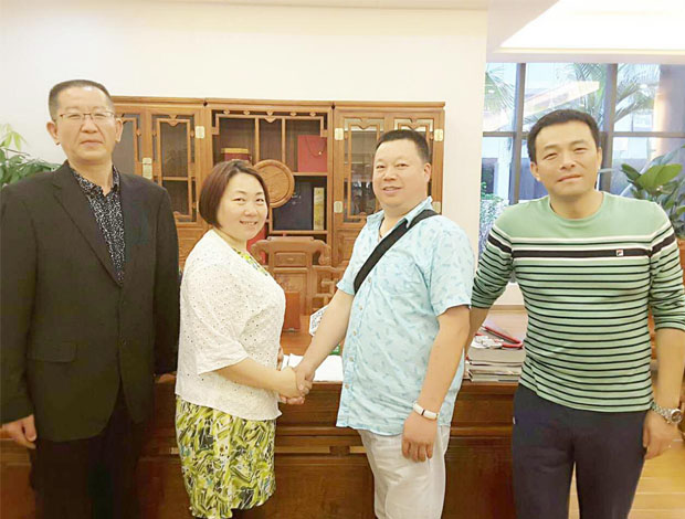 ROYAL皇家88创始人龙平芳、总经理刘军与Yellow Fire Divat KFT客户合影