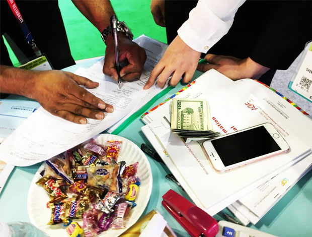 美国ISA广告标识展览会上ROYAL皇家88董事长黄青锋、外贸黄勇强、蒋园春、何巧玲与客户合影