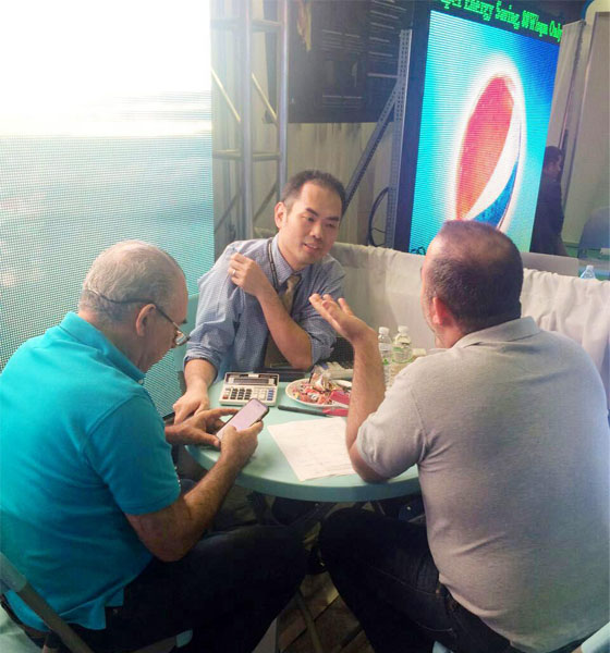 ROYAL皇家88董事长黄青锋和意向客户在交谈中