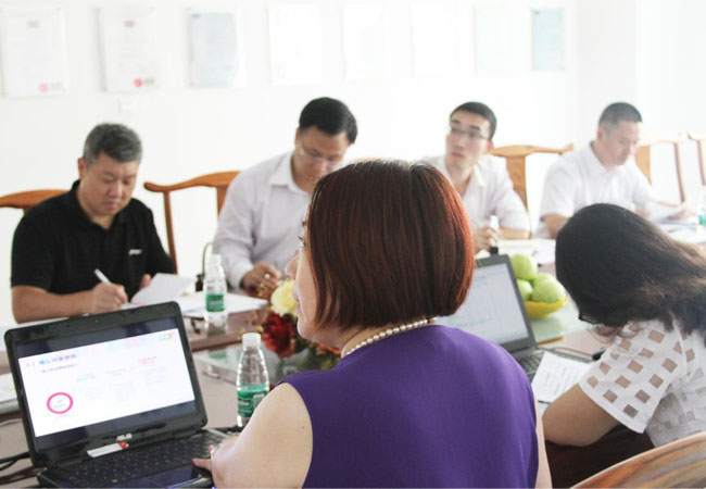 ROYAL皇家88创始人龙平芳女士向上市办领导介绍了ROYAL皇家88