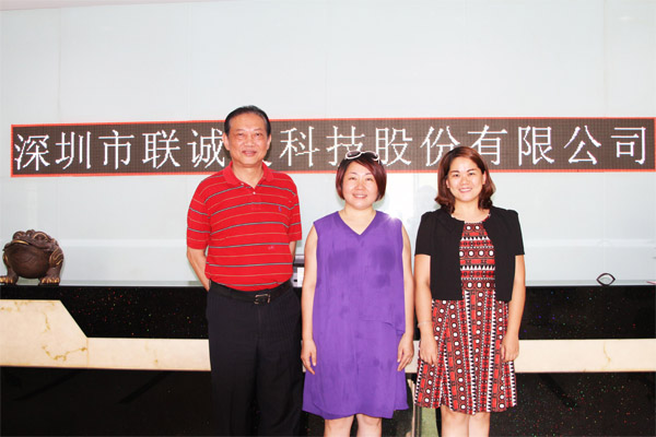 深圳市照明与显示工程行业协会施伟力会长、龙冬梅副秘书长和龙平芳女士在ROYAL皇家88合影