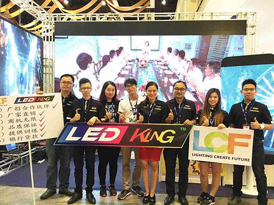 ROYAL皇家88与BANNERKING SDN.BHD工作人员合影