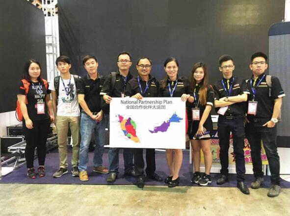 ROYAL皇家88与BANNERKING SDN.BHD工作人员合影