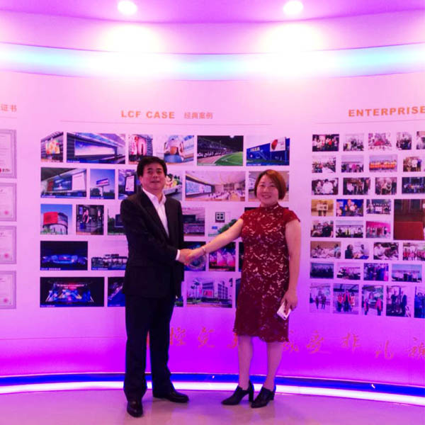 LED显示屏厂家ROYAL皇家88 创世人龙平芳女士和承德市商务局高俊虎局长