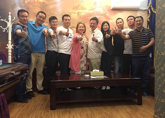 ROYAL皇家88与客户集体合影