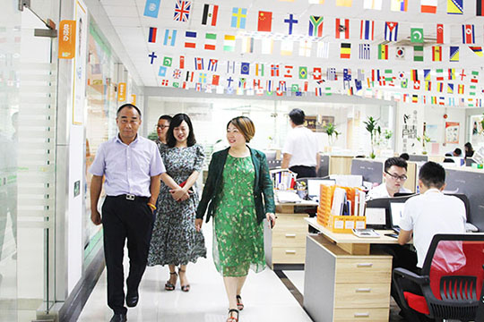 宝安区政协副主席何家鸿一行莅临ROYAL皇家88调研走访