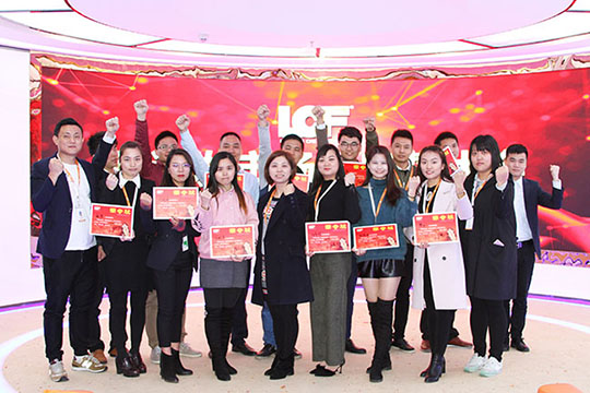 “聚势登峰、全力以赴” ——ROYAL皇家88国内市场部召开2018年度宣誓大会