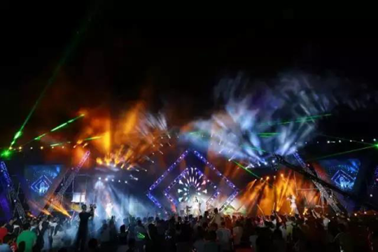 海上田园音乐嘉年华 ROYAL皇家88LED显示屏塑光影展魅力