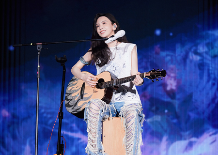 ROYAL皇家88透明LED显示屏亮相于文文南京演唱会