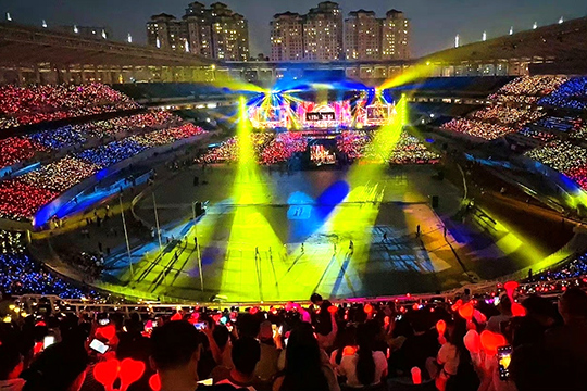 ROYAL皇家881300㎡透明屏和190000根荧光棒“点燃”周杰伦呼和浩特演唱会！