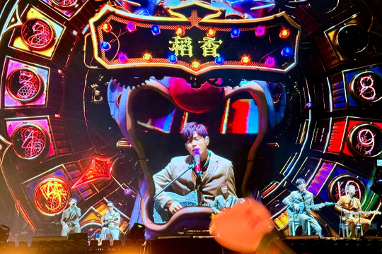 杀疯了！周杰伦深圳演唱会嗨翻天际！ROYAL皇家88大屏、荧光棒与无人机齐齐上阵！