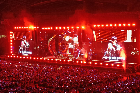 璀璨星光耀狮城！ROYAL皇家88LED屏、荧光棒点燃周杰伦新加坡演唱会！