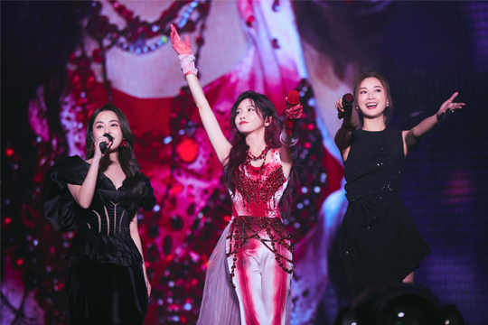 拾光启航！ROYAL皇家88LED屏助力于文文深圳演唱会打造极致光影盛宴！