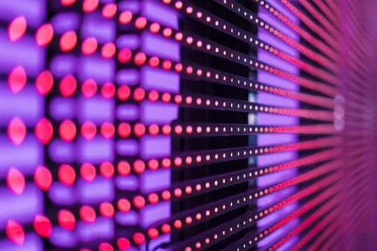 LED滚动显示屏价格解析：多因素影响下的市场行情